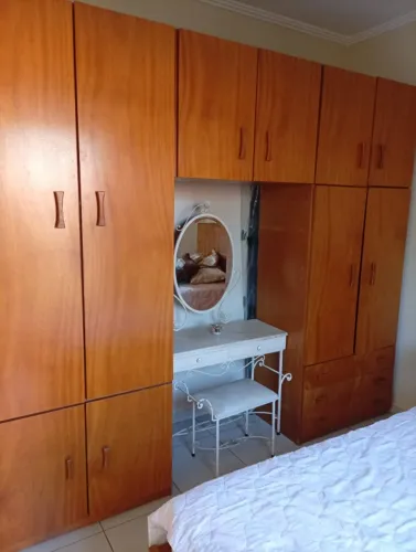 DORMITORIO EM MADEIRA CEREJEIRA (2,32A x 2,75L x 0,52P)