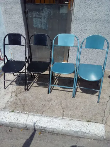 Quatro cadeiras de ferro no estado