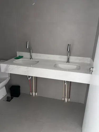 Bancada de Banheiro em Mármore com duas Cubas.