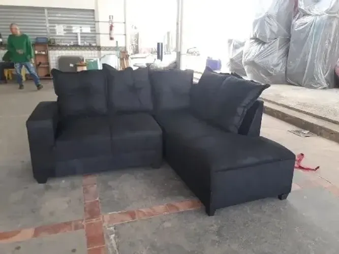Sofá de canto preto confortável