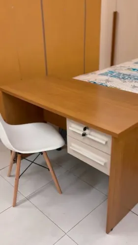 Escrivaninha moderna em madeira