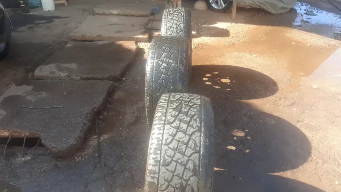 Pneus Pirelli Escorpion 16 com rodas para utilitarios