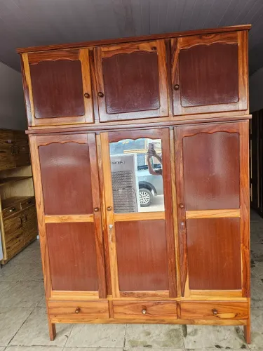 Guarda-roupa conservado de macacauba 