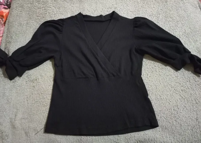 Blusa preta com decote desapego