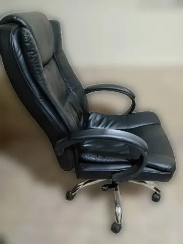 Cadeira de couro nova.