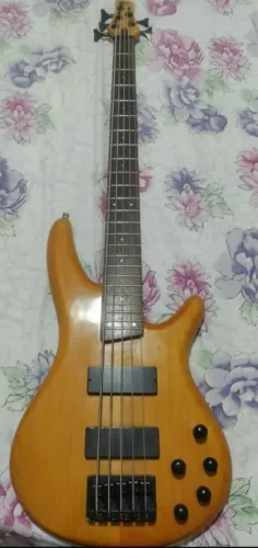 Baixo Ibanez 5 cordas