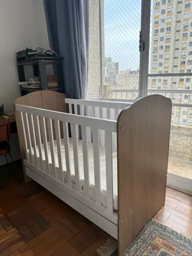 Berço com colchão Ortobom e protetor de colchão 