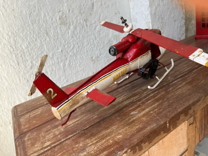 Helicóptero decorativo em escala
