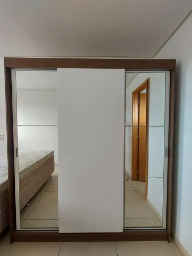 Guarda-roupa armário de casal com 3 portas e espelhos