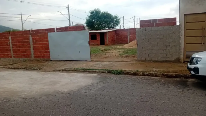 Alugo lote murado dentro do loteamento Univale