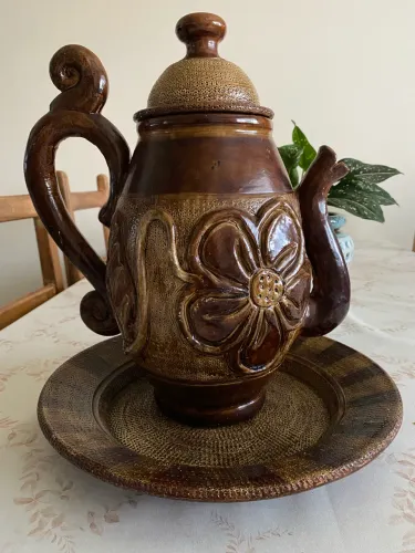 Bule decorativo artesanal em barro 37cm