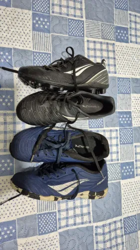 Kit chuteira com travas e chuteira society n. 31