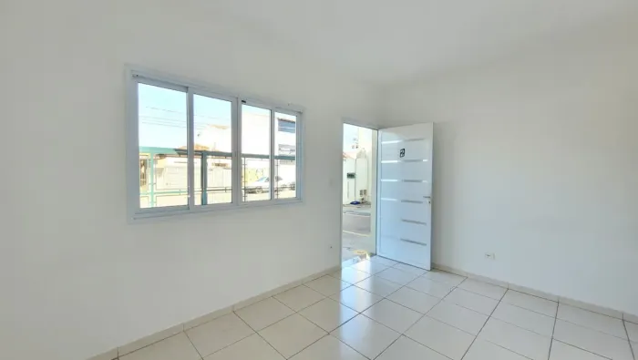 Apartamento térreo para aluguel possui 62 metros quadrados com 2 quartos e quintal.