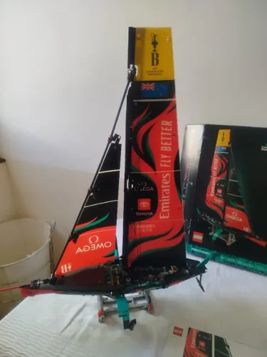 Technic 42174 - Emirates Team New Zealand AC75 Racing Yacht (Usado em Excelente Estado)