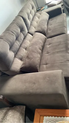 Sofá retrátil semi novo em suede