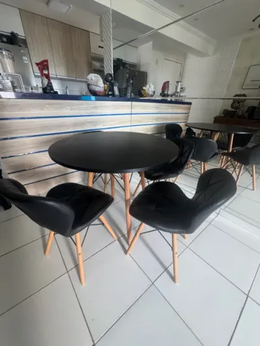Mesa de Jantar redonda, 90 cm de diametro, com 04 cadeiras