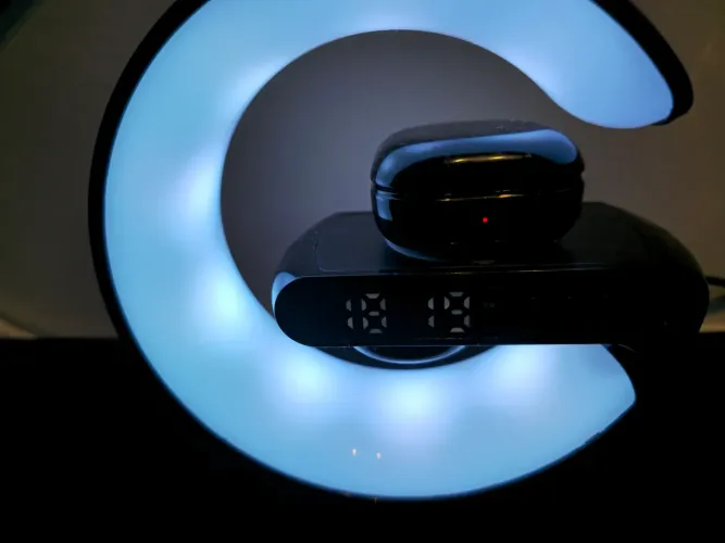 Luminária LED RGB com Carregador por Indução e Caixa de Som