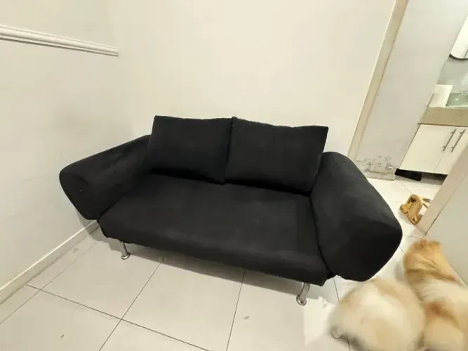 Sofá Cama (cor preto suede, com duas almofadas/encosto) 