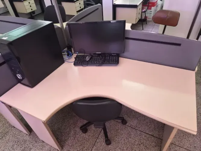 estação de trabalho com mesa