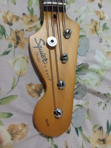 Baixo Squier By Fender