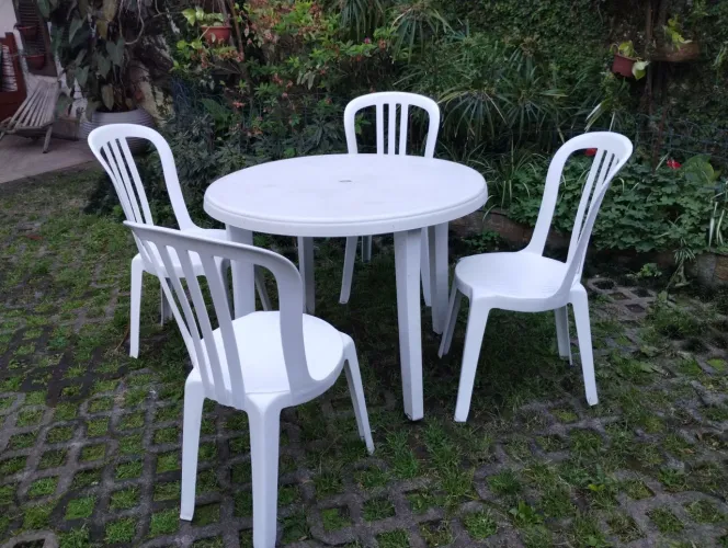 Conjunto mesa e cadeiras