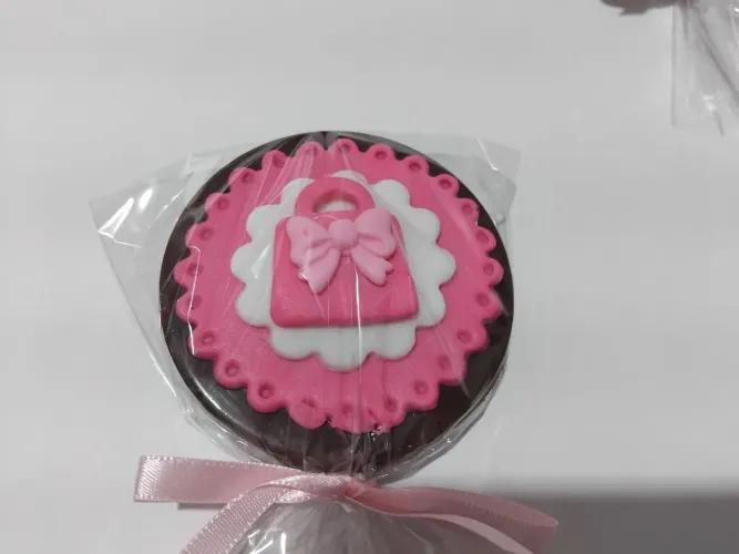 Aplique de pasta americana para pirulitos de chocolate tema barbie