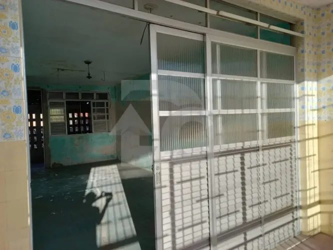 Casa Ampla à Venda no Siqueira Campos com 2/4, 3 Salas e Varanda