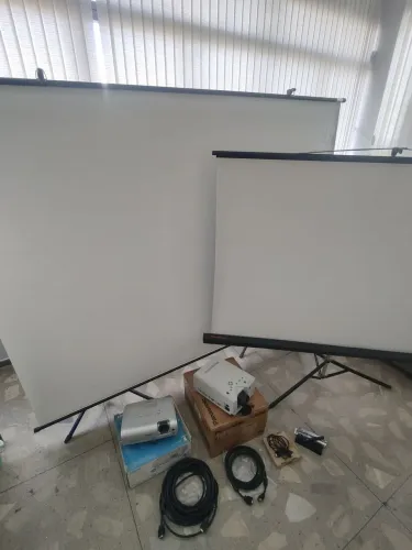 Projetor + tela + tripé e acessórios.