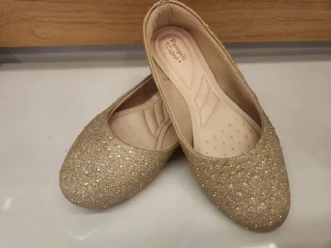 Sapatilha Pampili dourada com glitter