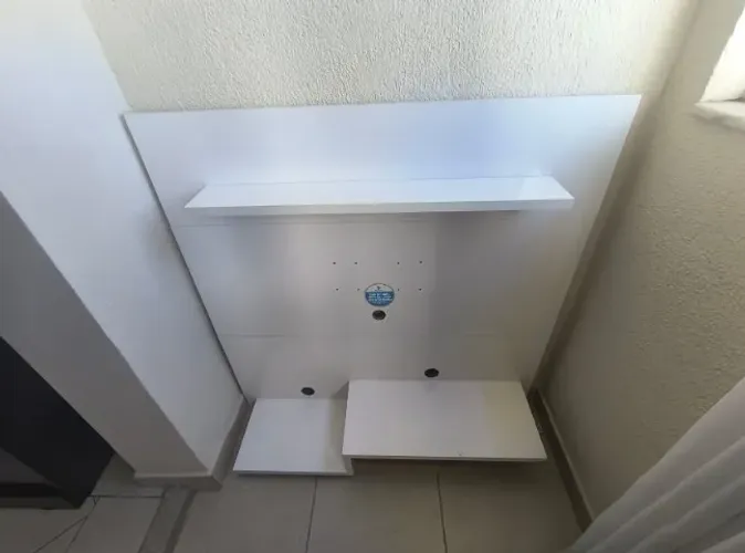 ABAIXOU O PREÇO - PAINEL PARA TV, BRANCO, COM FILTRO DE LINHA ELÉTRICO.