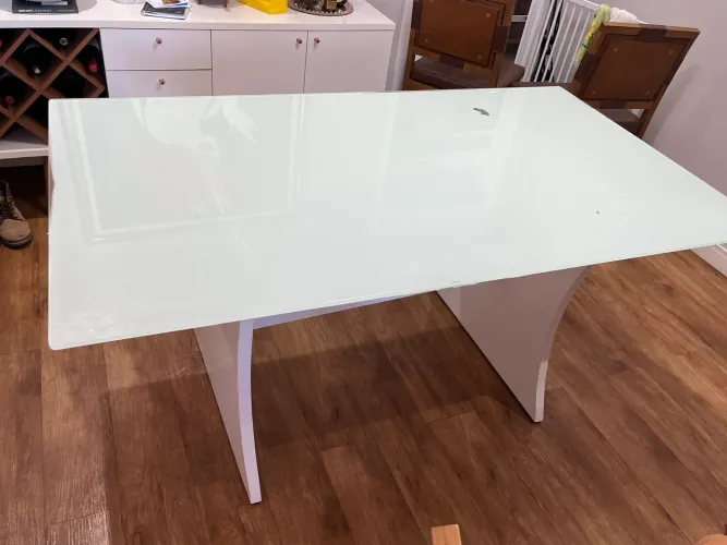 Mesa de vidro com base em laca branca