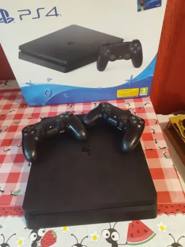 Ps4 de 1tb, com 2 controles