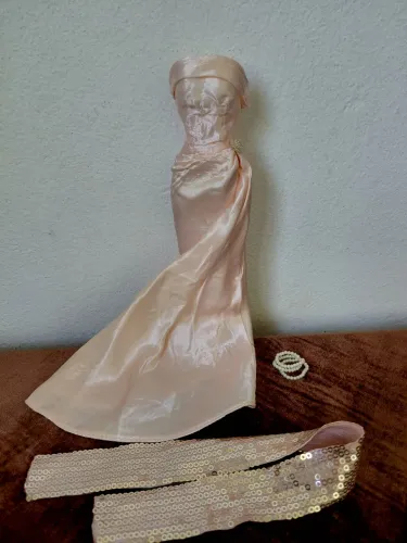 Vestido e colar da barbie collector silkstone Enchanted Evening