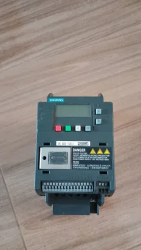 Vendo um inversor de frequência trifásico