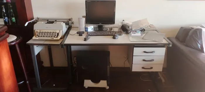 Mesa escrivaninha para escritório mobicom três gavetas