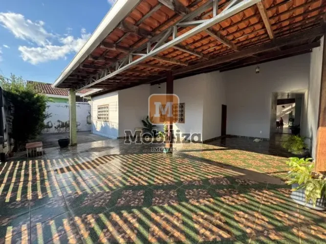 Casa com 5 dormitórios sendo 2 suítes, piscina e cômodos amplos no bairro Flodoaldo