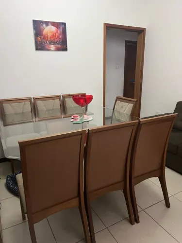 Mesa grande de madeira com tampo de vidro + 7 cadeiras