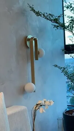 Arandela na cor dourado fosco com 2 globos