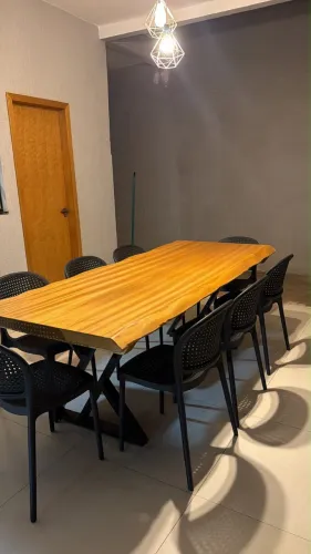 Mesa de madeira maciça