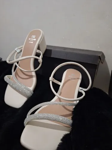 Saltinho elegante, marca stylus branco com detalhes brilhosos