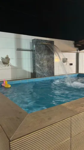 casa com piscina, 3 quartos sendo uma suíte com closet, energia solar e condomínio fechado