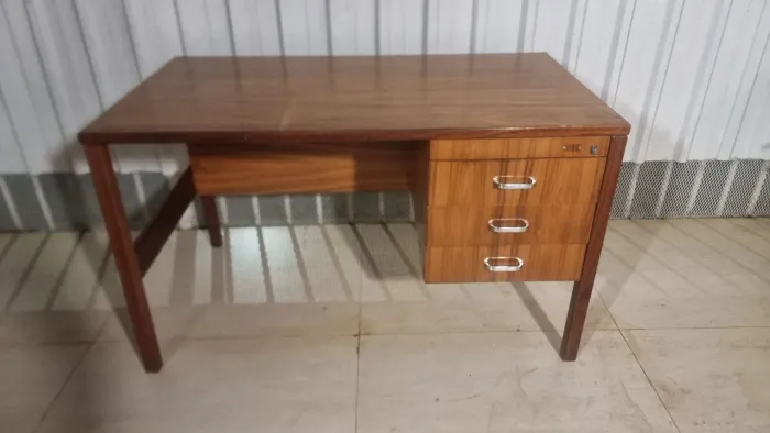 Mesa de Escritório em madeira maciça tipo "pau ferro"