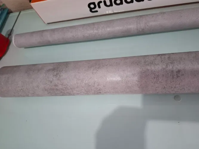 Papel de parede adesivo com estampa cimento queimado