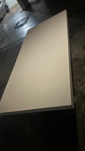 Mesa laqueada branca semi nova 