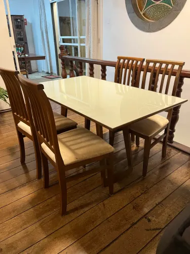 Mesa de jantar com 4 cadeiras