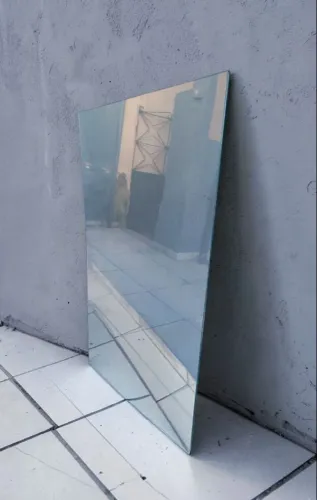 Lindo Tampo de Vidro Quadrado de 6 mm em ótitmo Estado.