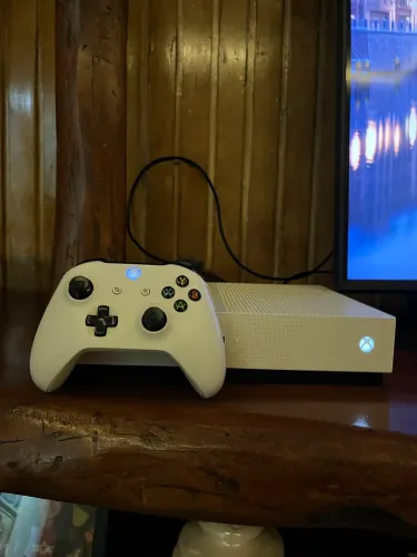 XBOX ONE S + CONTA COM GTA 5 E FIFA 23