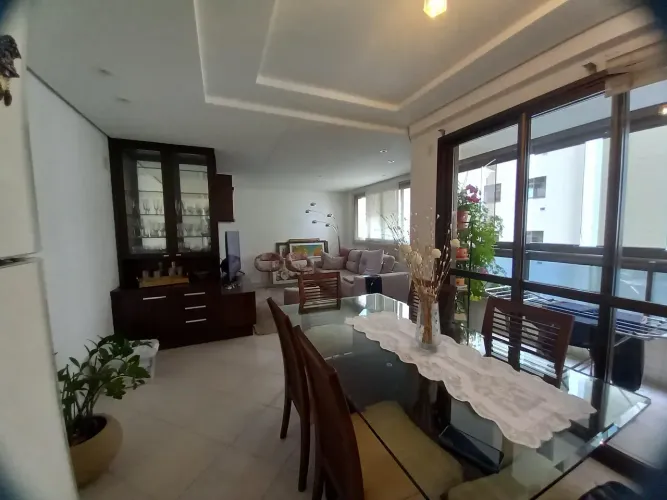 Apto com 3 dormitórios(suíte), lavabo, sacada com churrasqueira, 2 vagas - Centro - Fpolis