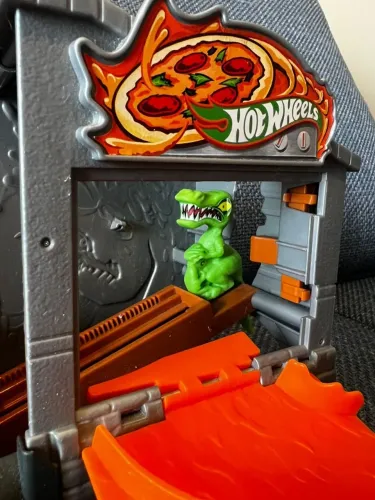Pista Hotwheels city pizzaria do dinossauro / dino pizzaria attack