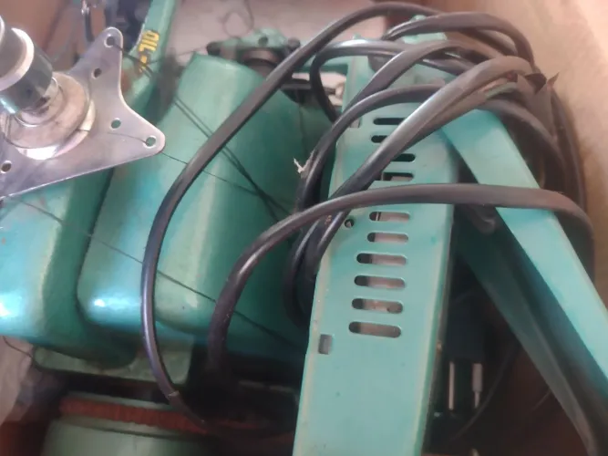 Vende-se máquina de costura overloque.